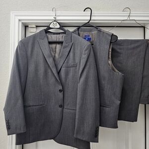 Classic Men's Gray Three-Piece Suit - Versatile Formalwear